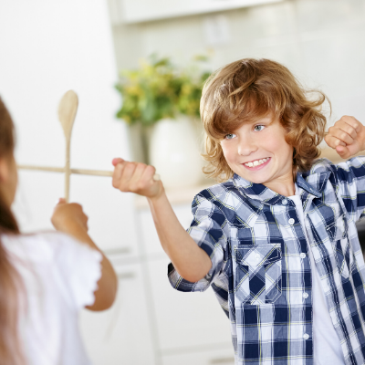 Kinderen die vechten met pollepels
