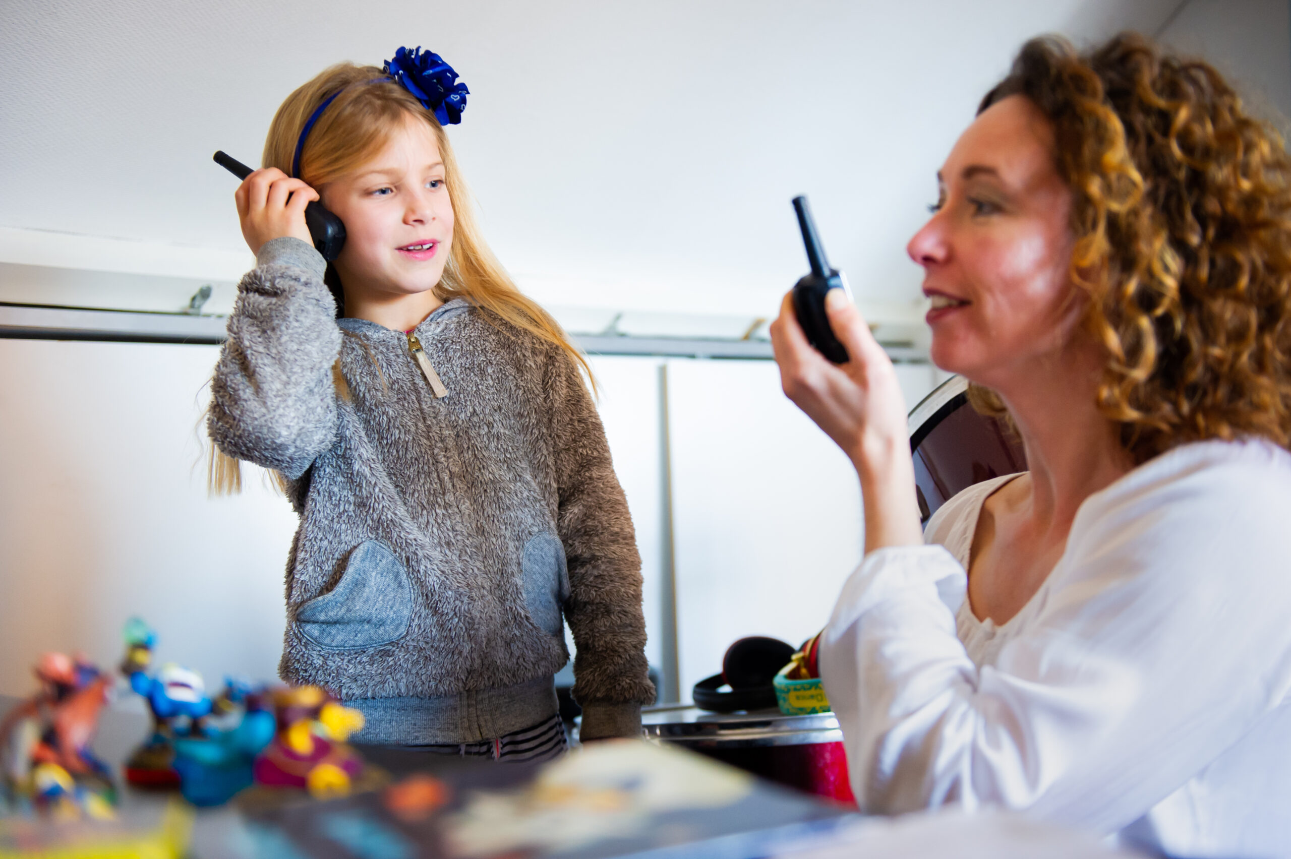 kind en volwassene gebruiken walkietalkies